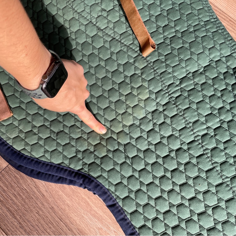 Mattes sheepskin Green Quilted Saddle Pad with burgundy lambskin - Picture 7 of 12